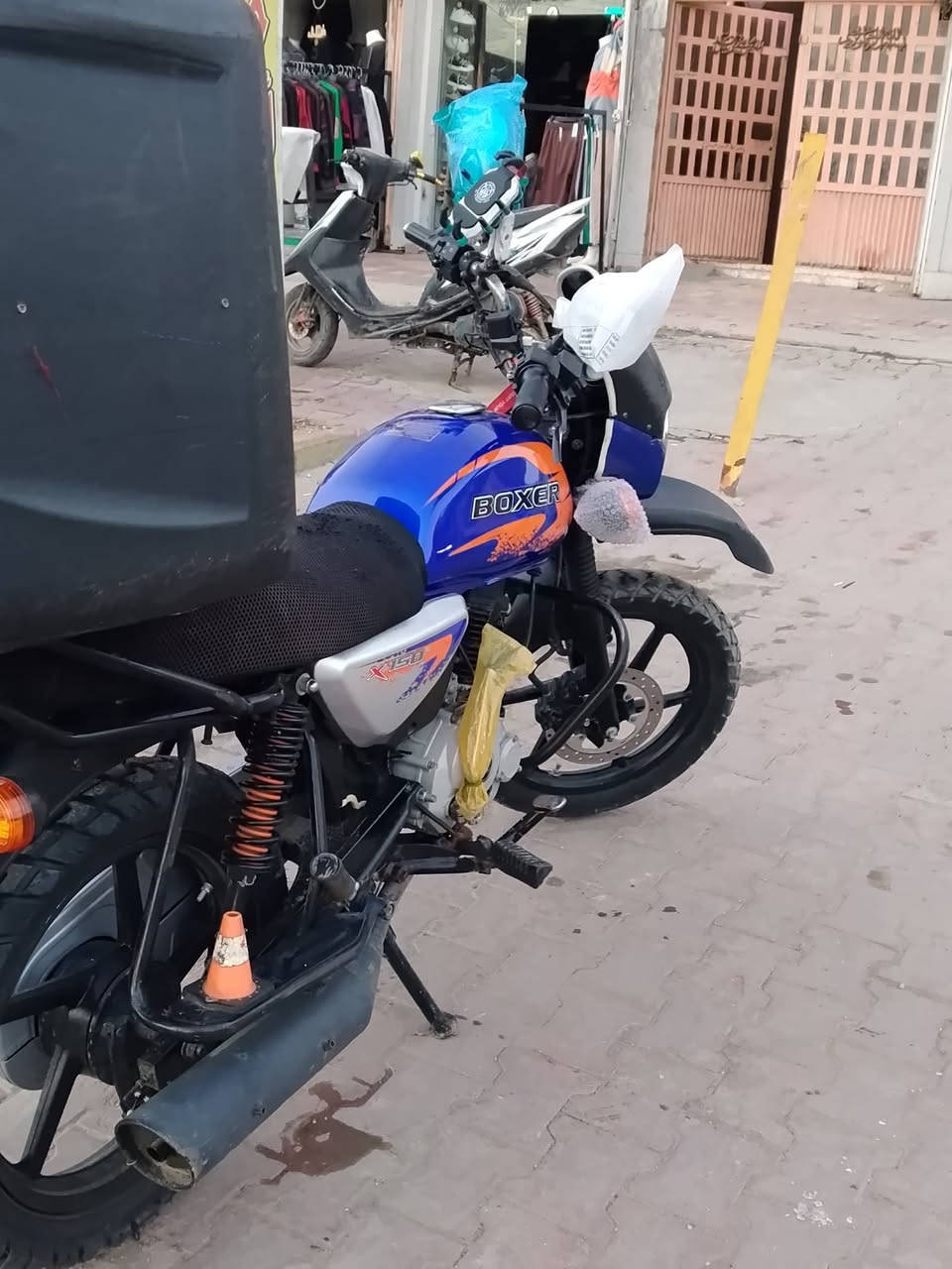 السلام عليكم دراجه بوكسر 22 نازله 23دراجه خير من الله اي نقص مابيها برغي بلمكينه ممفتوح  كامله من كل النواحي الشراي رقمي ***********
