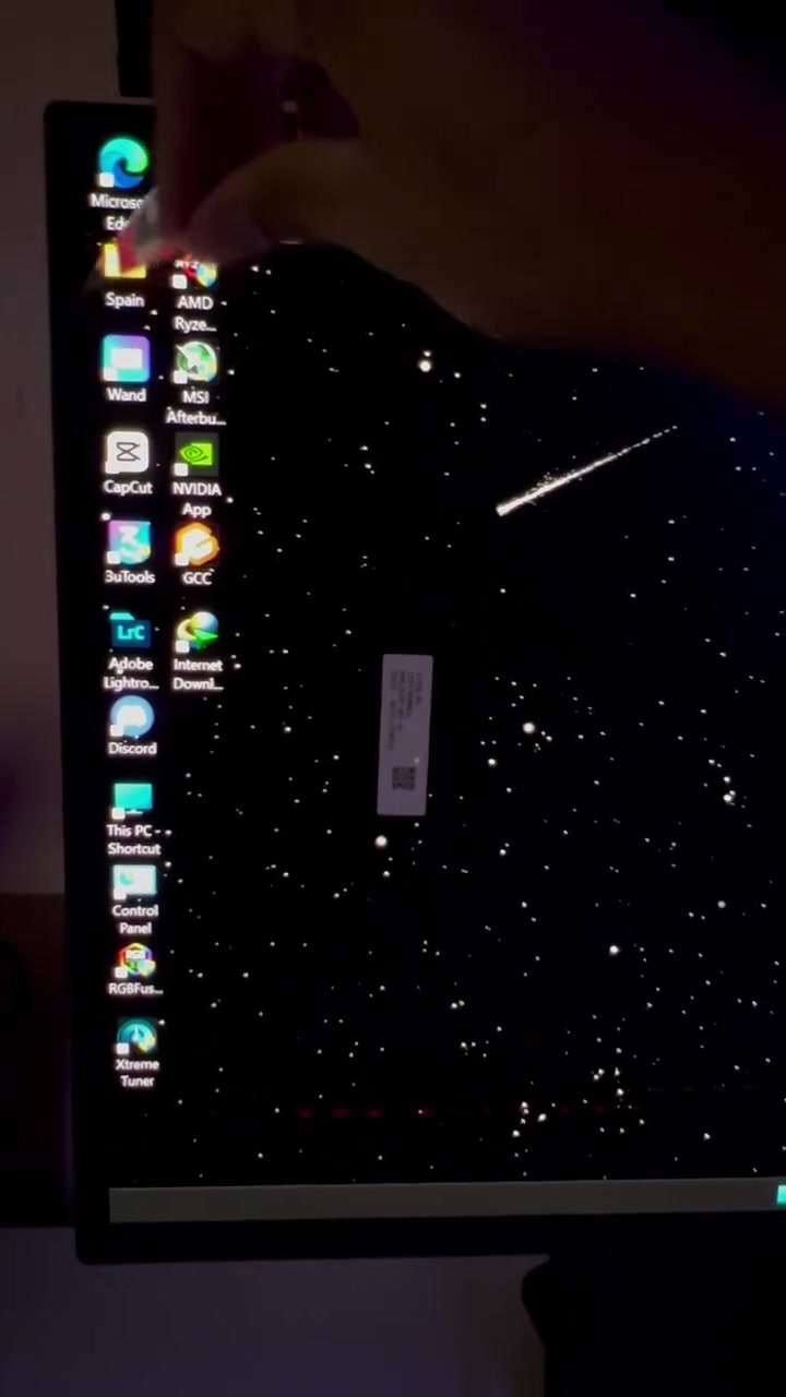 مراجعة  Samsung Monitor Oled 2K
بالبداية: شاشة من سامسونك نزلت حديثة 2025 تعتبر جيل 4 وفيها حماية من احتراق بكسلات.-السعر: 700 الف، سعر مناسب بالنسبة للاولد ومتوسط للي ماعنده امكانية شاشة اولد اغلى من مليون وربع.
-الهرتزية: 180hz، بالنسبة لي هذا احتياجي الشخصي.
-الاستجابة : 0.03ms مهم جدًا ويفرق وياك.
-الالوان: غنية ومشبعة وجميلة ترتاح لها عينك.
-السطوع: مناسب وممتاز مع تفعيل HDR مؤقتًا اثناء اللعب ( انا اضع السطوع 30-40 اثناء اللعب وباقي الوقت 25 واطفي HDR ).
-العناية: تحتاج اهتمام يومي دوري بسبب الغبار وجو العراق تعرفوا تراب لذلك لازم تنظيف وصلة مايكرو فايبر.
الخلاصة: اني من 2006 بالالعاب و2010 بالـPc وان الانتقال للـOled تجربة جديدة وصحيحة ومتعة اخرى تختلف عن كل السنين الي لعبت بيها بشاشات ips-va .
السلبية: عدم الاعتناء بالستاند وظهر الشاشة وهدفه هو تقليل السعر ( غير مهم بالنسبة لي لان راح احولها لستاند شاشة يختلف ) + لازم قلبك وي الشاشة تعتني بيها نظافة ما تأذيها.


**إذا كنت صاحب هذا الإعلان وتريد حذفه لأي سبب، رجاءا أرسل رسالة إلى الدعم الفني**