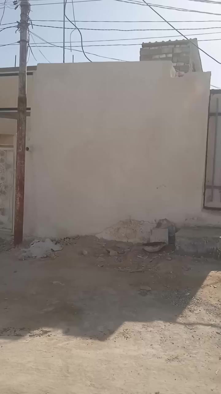 سلام عليكم بيت 100م للبيع بلديه بي معامله يتكون من غرفة وصاله واستقبال+ حمام + مطبخ العنوان ملحق حي العسكري قرب موقف الكيات السعر 22 مليون  11 مليون نقدي و11 مليون اقصاط  وكل شهر 250 الف وهذا رقمي ***********
