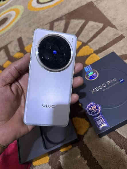 السلام عليكم نقال فيفو اكس 200 برو جهاز راقي يخبل كامل ملحقات ذاكرة 512 السعر مليون و200 مكاني البصرة القبلة للمراسل ***********
