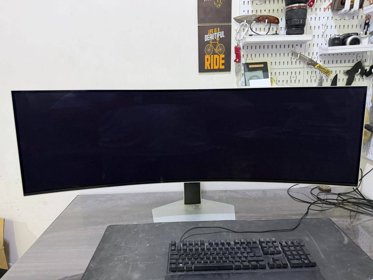 للبيع شاشة Samsung Odyssey OLED G9 G93SC قياس 49 بوصة، OLED، دقة 5120×1440، تردد 240Hz، استجابة 0.03ms، تدعم G-SYNC وFreeSync Premium Pro، بحالة ممتازة 

تفاصيل اكثر 👇🏻

- الحجم: 49 
- نوع الشاشة: OLED
- الدقة: Dual QHD (5120×1440)
- معدل التحديث: 240Hz
- زمن الاستجابة: 0.03ms GTG
- نسبة العرض: 32:9 (تعادل شاشتين QHD جنب بعض)
- انحناء الشاشة: 1800R
- HDR: DisplayHDR True Black 400
- تدعم AMD FreeSync Premium Pro
- متوافقة مع NVIDIA G-SYNC
- ألوان 1 مليار لون تقريباً
- تغطية ألوان DCI-P3 بنسبة 99%
- منافذ: DisplayPort 1.4 + HDMI 2.1 + Micro HDMI 2.1 + USB Hub
- تدعم Picture-in-Picture (PIP)
- تدعم Picture-by-Picture (PBP)

الحالة: مستعملة استعمال خفيف وبحالة ممتازة.
السعر المطلوب: 1,375,000 دينار عراقي قابل للتفاوض بالمعقول.
***********
