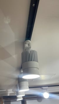 تراك لايت العدد34 لون ابيض الحجم كبير سعر القطعه18 وبيه مجال الشراي يد...