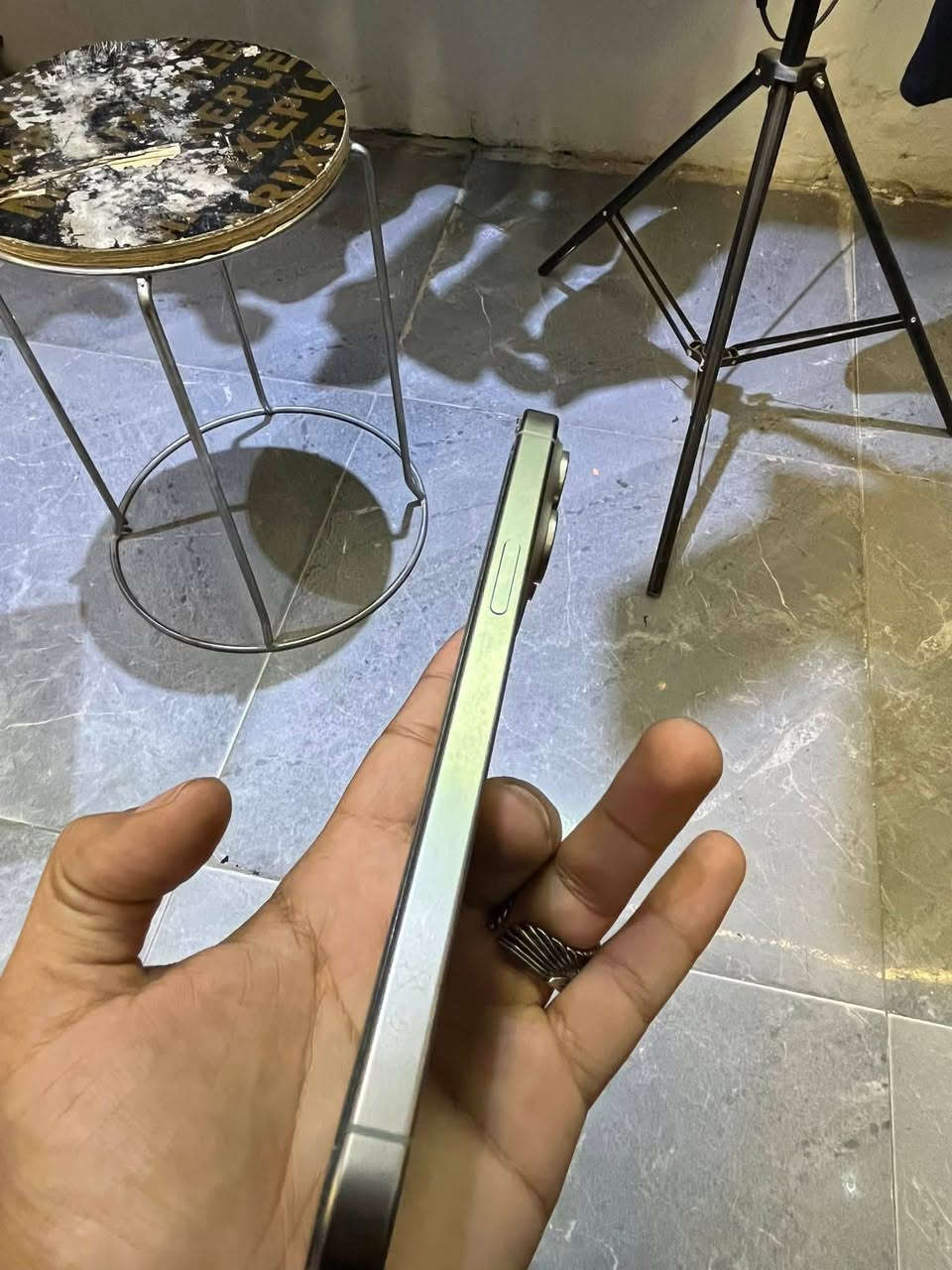 ايفون 15 برو ماكس بطارية 88
ذاكر 256 جهاز شرق اوسط ماستر 
كارتونه موجودة 
ب 900 
واتساب 
***********
يوجد توصيل لكل العراق
