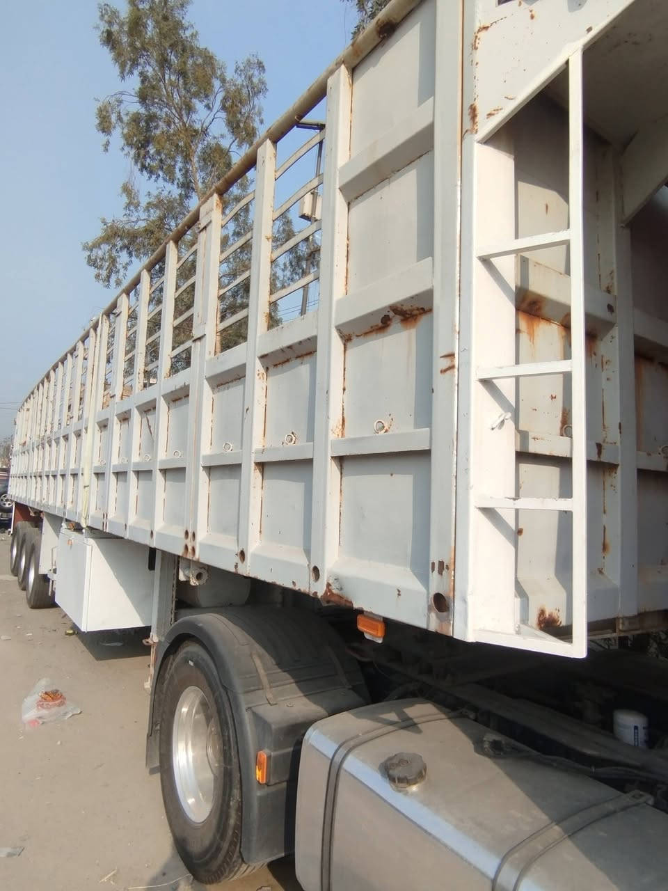 سلام عليكم للبيع عربانه عمل حداديه طول 12 او60 دناكير 14 مكفوله من فطر اوكسر جاهزه للعمل تخم تاير 70  عربانه نضيفه كلش سعر 110 دفتر أو عشره بيه مجال عنوان بغداد الشعب ***********
