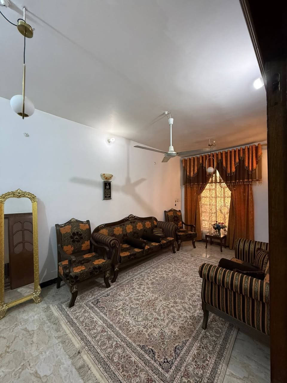 ━
🟦🟨 يُعلن مكتب الساعة للعقار 🟨🟦
━━━━━━━━━━━━━━━━━━

🏠🟩 دار للبيع
📍🟥 الحلة – حي الجامعة
📌 قرب كلية طب الأسنان

📐🟦 المساحة: 212 متر
📄🟨 الطابو: صرف رسمي

📏🟩 الواجهة: 12 متر
📏🟩 النزال: 17 متر

🏗🟦 مواصفات الدار:
🛏🟩 4 غرف نوم
🛋🟨 صالة
🚪🟦 كليدور
🍳🟩 مطبخ
🚿🟨 مجمع صحيات (داخلي + خارجي)
🚗🟥 كراج سيارة

🛣🟦 عرض الشارع: 10 متر
✅🟩 تبليط
✅🟩 مجاري
✅🟩 خدمات كاملة

✨🟨 موقع مميز وقريب من الجامعة
✨🟨 مناسب للسكن والاستثمار

📞🟥 للاستفسار والتواصل:
📲🟦 ***********
📲🟦 ***********

━━━━━━━━━━━━━━━━
