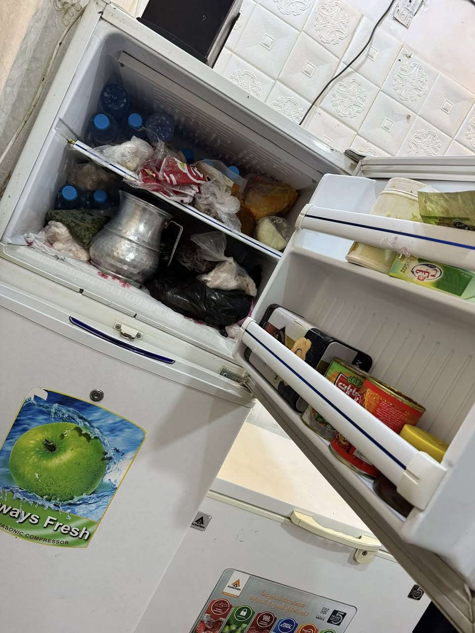 عندي ثلاجة كونكورد حجم (18) قدم نضيفة كلش سعرها (300) الف وللعلم مشراتها 600 الف والشراي يستاهل العنوان البصرة حي الأصدقاء (***********)
