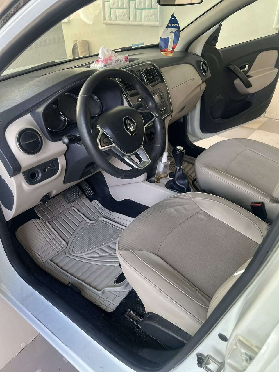 للبيع رينو سمبل
موديل 2020
كفاله عامه 
السونار امامك موضح كولشي
مكينه گير حداديه خير من الله 
حره

مكاني النجف 

السعر 89 ورقه

***********

***********
