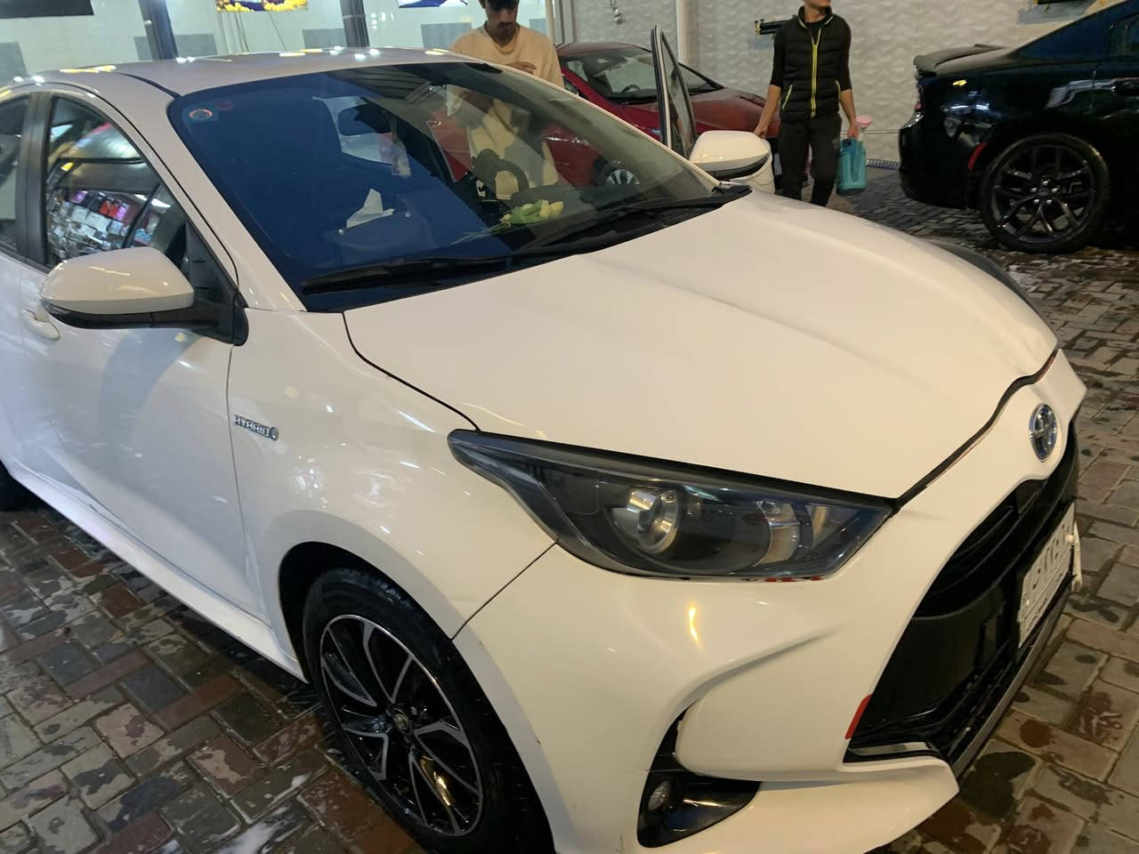 السلام عليكم تويوتا يارس هايبرد مديل ٢٠٢١ ماشيه ٢١ ألف كيلو جديده السياره   ب١٢٠ ورقه مكاني بغداد ***********
