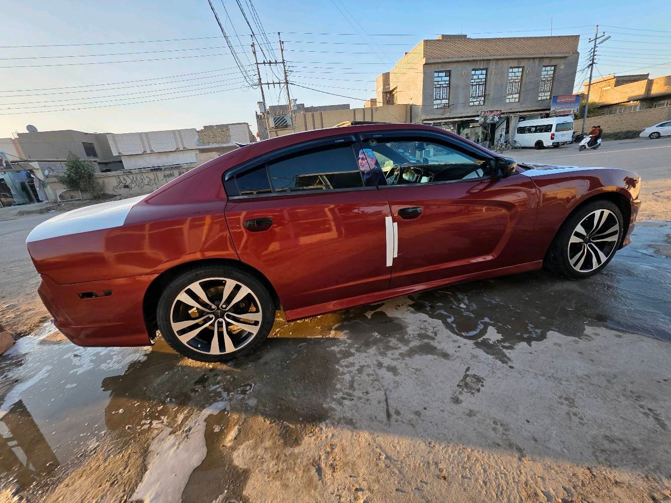 سيارة دودج تشارجر لون خمري للبيع. السيارة نظيفة ومصانة بشكل جيد من الداخل والخارج. الميزات تشمل محرك قوي وتصميم رياضي جذاب. السيارة مثالية لعشاق القيادة الممتعة والقوة.