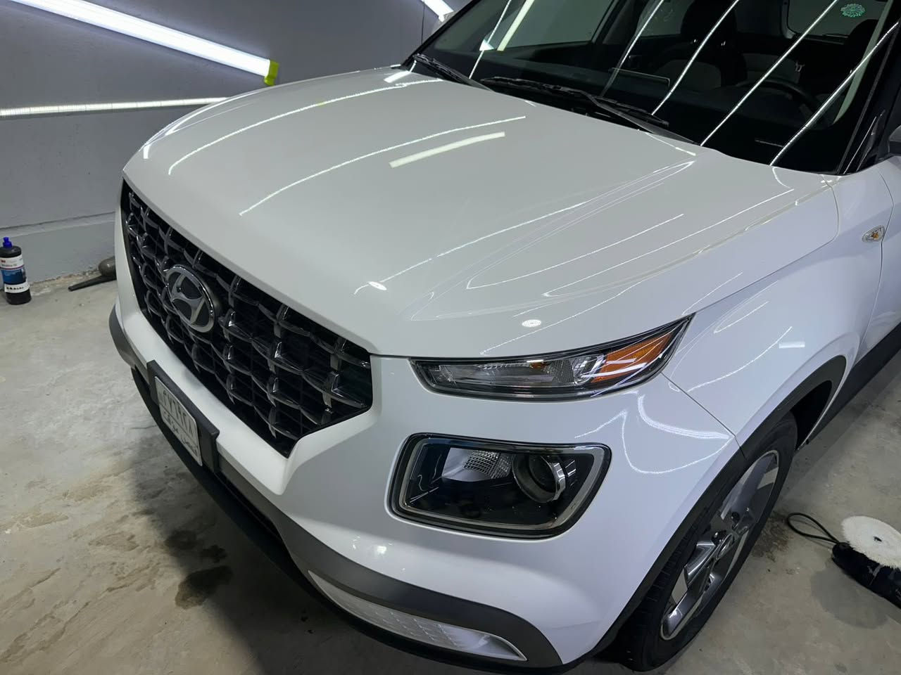 السلام عليكم هونداي فينو  
مديل : 2024
ماشيه :3400 mi
حجم المحرك : 1600 دبل نوزل 
مواصفات : الفول 1/1
حادث موضح بالصور مكفوله من الدواخل باب الخلفي مبدل نفس الون وباب السايق على كد الضرر انصبغ يعني ربع الباب ايرباك برده فقط ومصلح .
 للاستفسار ***********
