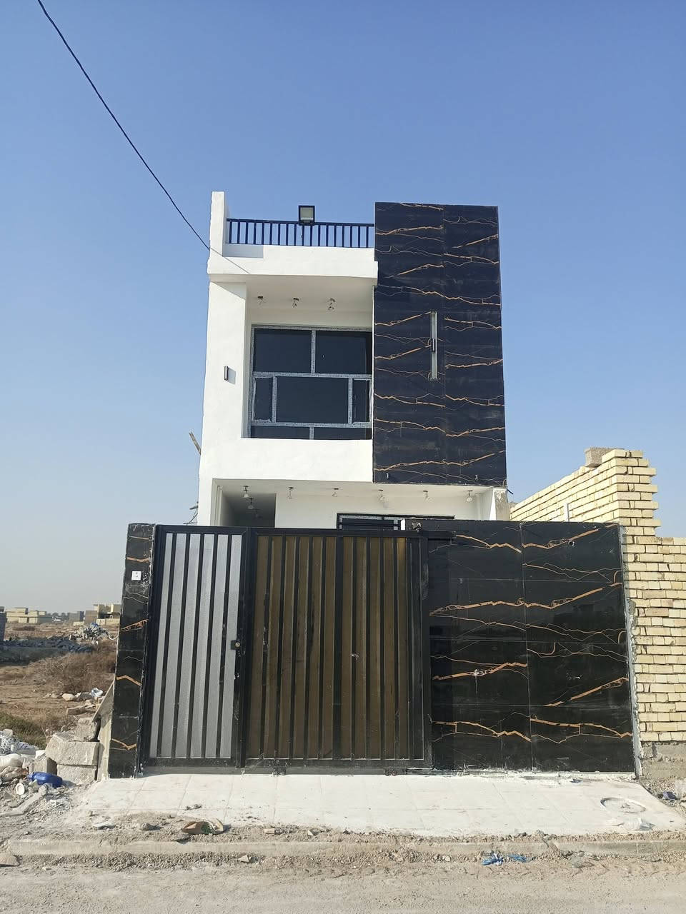 السلام عليكم
دار للبيع في حي الشهداء خلف محطة كهرباء التصنيع مساحة 125 طابق ونص 
الطابق الارضي استقبال صالة مطبخ حمام غرفة 
الطابق الأول غرفة وبيتونة 
***********
السعر 100 وبي مجال بسيط
