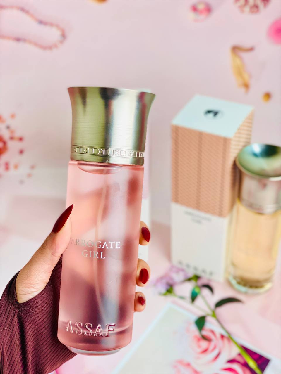 عطور Arrogate Girl Asaf شيرين من عساف السعودية 🇸🇦 

✔️يرهم للجنسين 

البرتقالي مقدمة العطر:
الجريب فروت 🍊، البرغموت الإيطالي، زيوت البرتقال، الماندرين ✨
🔸 قلب العطر:
الكراميل 🍯، الأرز الإسباني، الياسمين 🌼، زهر البرتقال 🌸
🔸 قاعدة العطر:
الأمبروكس، الفيتيفر 🌿، خشب الصندل، المسك 🤍، خشب الأرز

الوردي مقدمة العطر🌸
زهر البيضاء، النيرولي، اللوز ✨
🩷قلب العطر:
الياسمين 🌼، البنفسج، المشمش 🍑
🩷قاعدة العطر:
المسك 🤍، الياسمين، خشب الصندل
المنشأ السعودية الأصلي 🇸🇦


**إذا كنت صاحب هذا الإعلان وتريد حذفه لأي سبب، رجاءا أرسل رسالة إلى الدعم الفني**