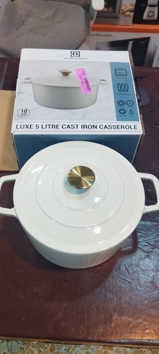 قدر الطهيماركه سمث نوبل  المصنوع من الحديد  الزهر الفاخر من سميث + نوبل. صُمم هذا القدر ليجمع بين الأناقة والأداء المتميز، فهو مصنوع من حديد زهر متين متوافق مع المواقد الحثية، مما يضمن توزيعًا متساويًا للحرارة لأطباق مطهوة بإتقان في كل مرة. يضفي لونه الجذاب لمسة جمالية على مطبخك، مما يجعله خيارًا مثاليًا للوجبات اليومية أو المناسبات الخاصة.

يُعد هذا القدر مثاليًا للطهاة من جميع المستويات، فهو مناسب لجميع أنواع الطهي، من التحميص البطيء والخبز إلى طهي اليخنات والشوربات على نار هادئة. يحتفظ الحديد الزهر بالحرارة بشكل ممتاز، مما يحافظ على رطوبة الطعام ويعزز نكهاته. سواء كنت تُحضّر عشاءً دافئًا للعائلة أو وليمة للأصدقاء، فإن قدر الطهي هذا يجعل الطهي في غاية السهولة.
مصنوع من الحديد الزهر المتين لتوزيع متساوٍ للحرارة
• يحتفظ بالحرارة ويحبس الرطوبة
• لمسة نهائية رائعة تضفي جمالًا على مطبخك
• مثالي للتحميص البطيء والخبز والطهي على نار هادئة
• متوافق مع المواقد الحثية
• سعة 5 لترات، مثالي لوجبات العائلة أو المناسبات الخاصة


**إذا كنت صاحب هذا الإعلان وتريد حذفه لأي سبب، رجاءا أرسل رسالة إلى الدعم الفني**