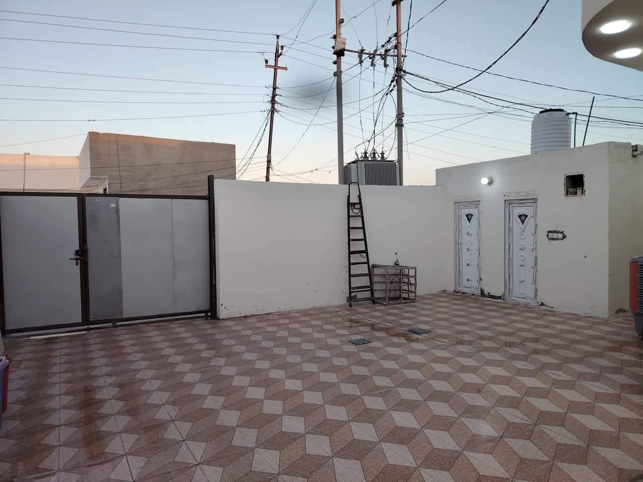 السلام عليكم يعلن مكتب بركات الصدرين للعقار والمقاولات العامه
بيت للبيع زراعي المساحه 325متر
يتكون غرفتين5x6/وصاله5x9
ومطبخ4x6/وحمامات داخليه عدد2
وستقبال10x5وحمامات خارجيه عدد2
بناء طابوك نهروان المثقب صب كونكريت مركزي مختبر درجه اولئ الاساس والسقف سيراميك اسباني الارضيه بورسلين هندي شغله كله ماده كلو درجه اولئ بيبان وشبابيك ثقيل جنل كهرباء ثري فيز مولد ذهبي ماء للصطح بدون ماطور  بيت مرتب وحلو مال جناي السعر 85وبيه مجال
المكان النجف الاشرف شارع كربلاء نجف صوب يا علي مقابيل عامود 149قرب مجمع المعصومين عليهم السلام يبعد عن الشارع العام 500متر فقط 
عنوان مكتب بركات الصدرين للعقار والمقاولات العامه   طريق كربلاء نجف عمود 134 الاتصال على الرقم او مراسله الصفحه *********** ***********

