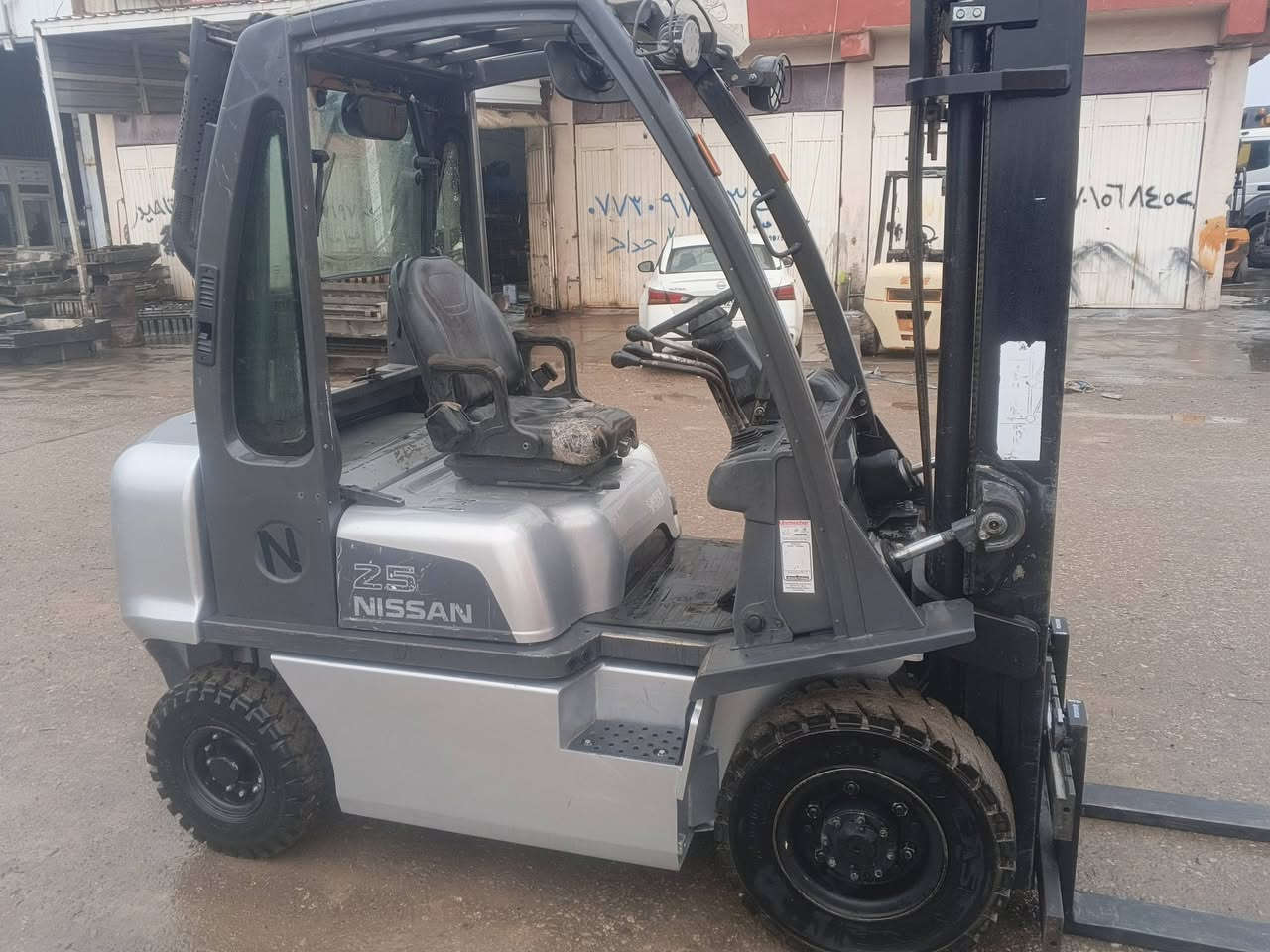 سلام عليكم
للبيع رافيعة نيسان ياباني دخول جديد 
اوراق كامل منفيست كاتي 
رافيعة كفالة عامة بلادي كير محرك مامفتوح 
3حركة 2.5طن 
موديل 2012سعر 75شوية مجال 
عنوان كلار ***********
