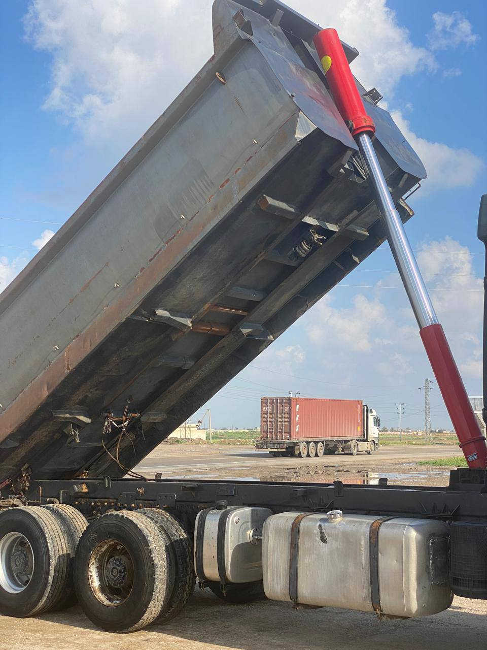 السلام عليكم اقرا المنشور قبل الاتصال
مرسيدس اكتروس  سكس للبيع 
موديل 2000 مسجله في السنويه قاطره ونصف مقطوره بدن ثابت ذو جوانب متحركه تاريخ انتهاء السنويه 2029 
شرط التحويل
اللون ابيض غير محدد ما بيها قطره صبغ 
السياره باسمي رقم انجليزي صلاح الدين 
السياره اصلها تك و مطوله اني مطولها بيدي
مجموعه اكتروز 2004 مال دمعه نص جي اف اربع افحله
محرك حجم 40 كير حجم 211 على وضع الشركه الكير والمحرك السياره من  جوع الشغل خير من الله تخم تاير 
فرندكسن خمس وركات
بدي كوري حوضي عمل جديد 
طول 6 م و20 سم 
حجم البدي 17 مكعب 
السعر 315  $ ورقه 
الاتصال على هذا الرقم 
*********** سامراء خط السريع معرض الحاج لطيف الخنجر
