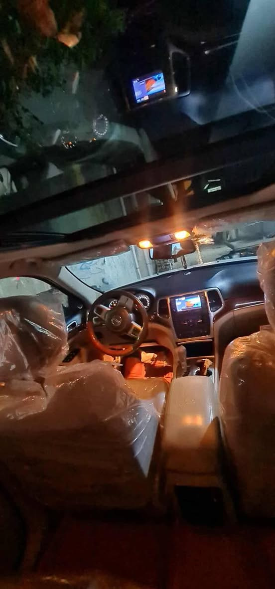 السلام عليكم.
جيب 2013 للبيع.
السياره فول واحد على واحد
بنورما جكات تدفه تبريد بل كراسي
ول ستيرن ومواصفات الجيب معروفه
رقم بغداد تحويل ثاني يوم.
السياره بيها ضرر صبغ حزام
السعر 160وبيه مجال بسيط  وماكو جيب فول بهيج سعر
مكاني موصل الدركزليه.
***********.
