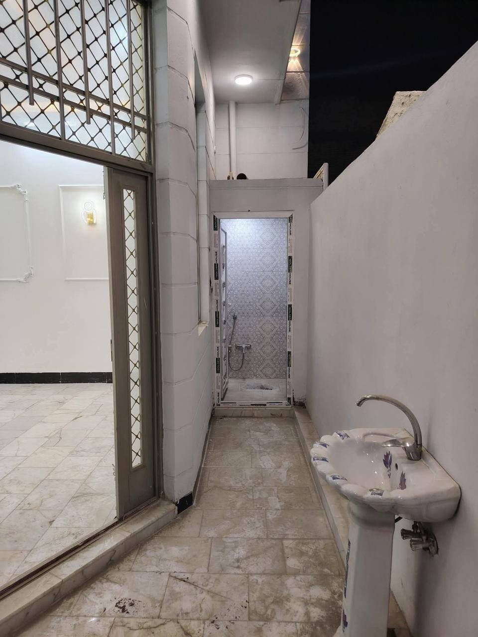 سلام عليكم ورحمة الله بيت طابقين 112 متر
مقابل مستشفى الكفيل 
العنوان حي الفتح خلف تجاري مباشر سند ٢٥ كامل خدمات ماء مجاري كهرباء وتبليط تحويل بسمك وقرار محكمه

البناء طابوك جمهوري درجه اولى
ديكورات مغربيه ارضيه مرمر واجه ملكيه

البناء فول بس جيب ملابسك وكعد

تفاصيل البيت

استقبال وصاله ومطبخ وصحيات داخليه وخارجيه ومنور

الطابق الأول
٣ غرف نوم وصاله وصحيات وسطحين

الاستفسار ***********
***********

بسعر مغري بلاش
