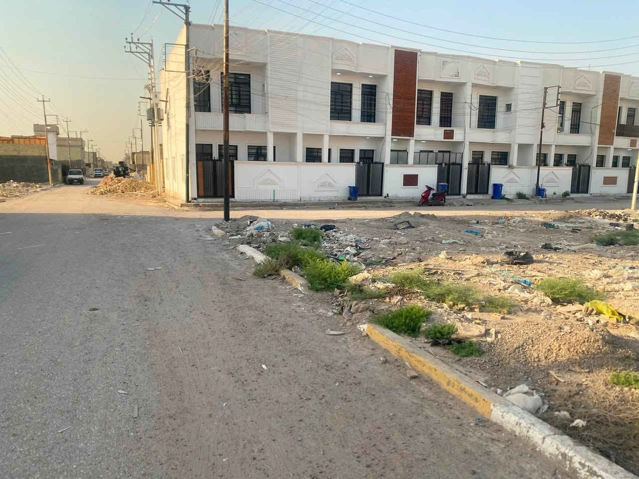 السلام عليكم اخواني واخواتي قطعة ارض 200م 
في ابو دشير خط النفط الفرع المقابل لشركة الحسن للعقار 
للبيع بسعر مناسب ان شاءالله
رقم الهاتف ***********
