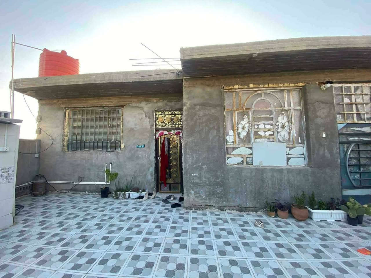 بيت للبيع مساحه ٢٠٠ متر طابو زراعي سند ٢٥ تحويل مباشر  حله ورديه خارج مقابل مقابل محطه المقادير غرفتين وصاله ومطبخ واستقبال وصحيات داخليه وخارحيه وكراج يبعد عن شارع العام 250متر الاستفسار اتصل ع الارقام التاليه ***********مكتب علاء للعقارات
