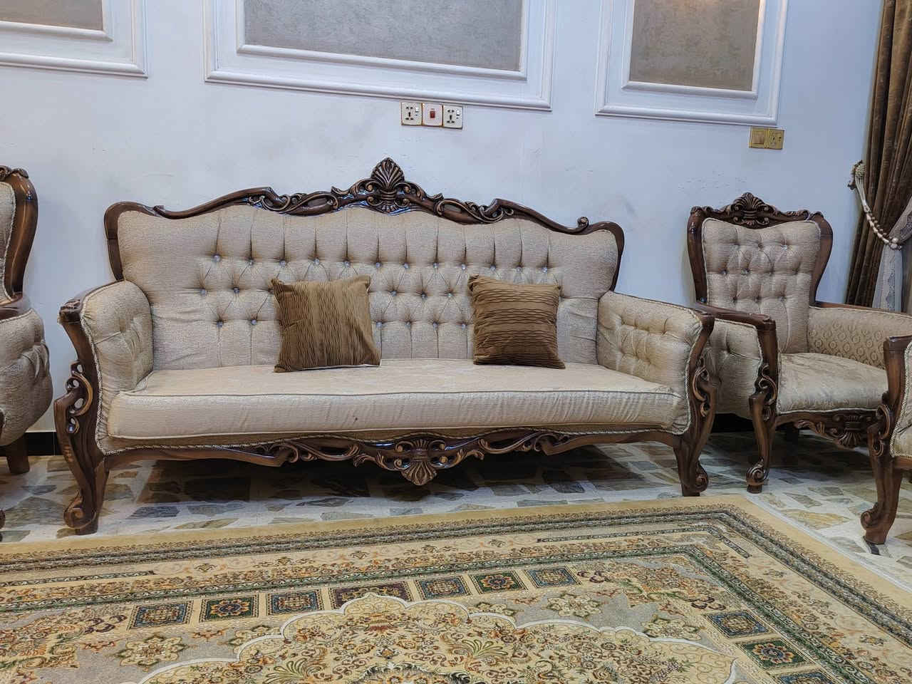 تخم زان ملكي تركي كلش نضيف 10 مقاعد العنوان بغداد مدينه الصدر للاستفسار خاص او الاتصال بالرقم ***********
