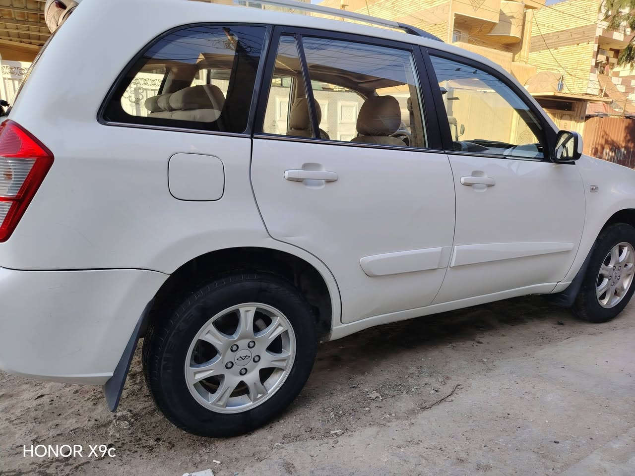 سلام عليكم شيري تيكو موديل 2012 رقم بغداد الدولي الجديد سياره بأسمي ماشيه 137كم بيه جاملغ لايس صبغ الأمامي فقط بدون د اخل وشويه من باب كير محرك صدر بحاله جيده السعر 53وبيه مجال مكان بغداد الزعفرانيه ***********
