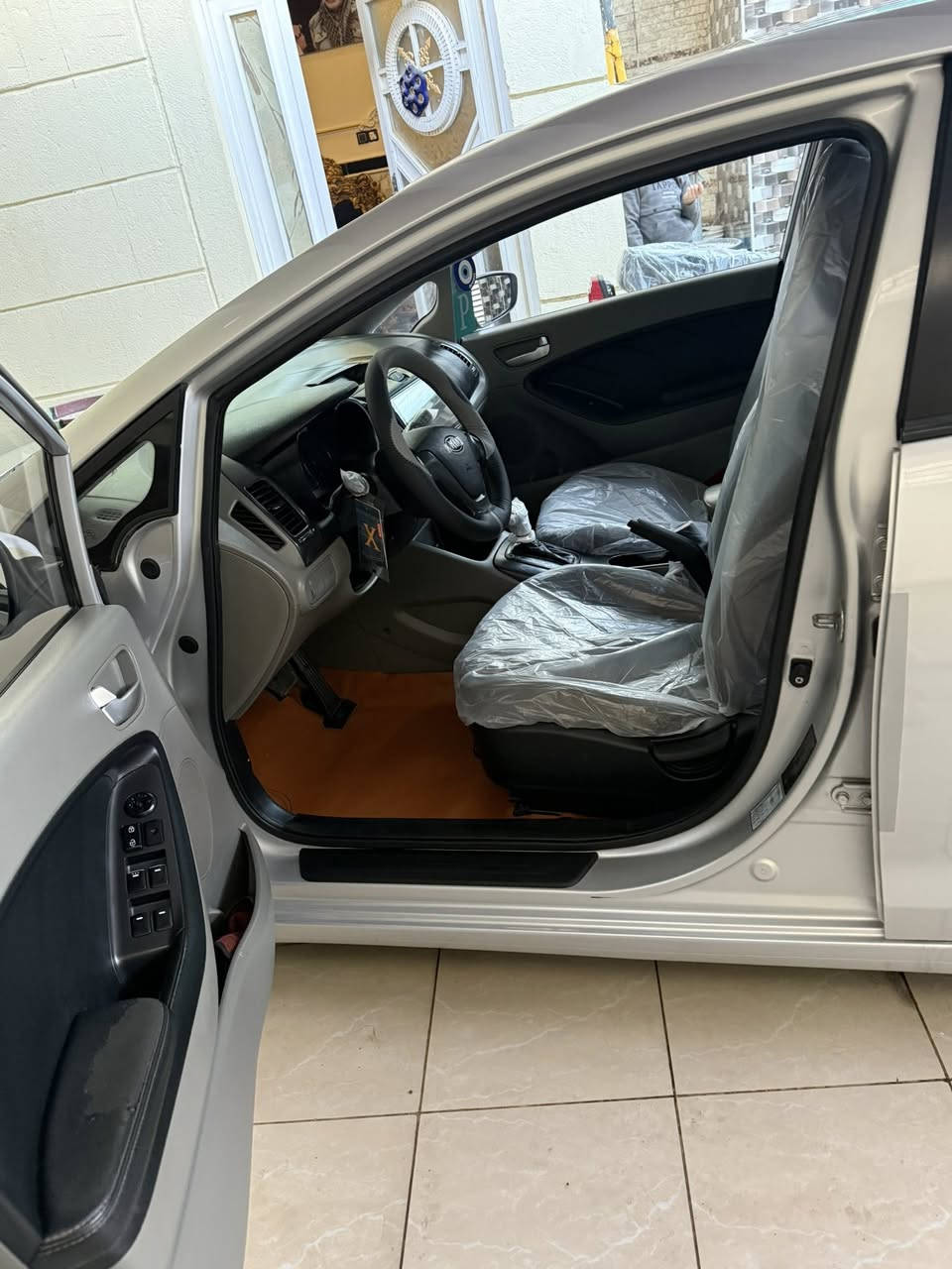 سيراتو موديل 16 خليجي كفاله عدا بارد بالباب الايمن محرك كير حداديه تخم تاير كله كفاله محرك وكير ممفتوح بيهم برغي 
شاشه كامره مواصفات عاديه محرك 1600 سياره جديده استخدام شخصي 
سنويه جديده رقم صاحب السياره ***********
