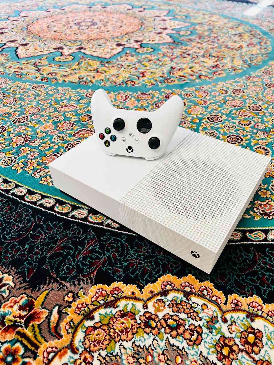 📌 بۆ فرۆشتن: Xbox One S All Digital Edition 1TB لەگەڵ دەسکی نەوەی نوێ (Series S/X Controller)
سڵاو هاوڕێیان، ئامێری ئێکس بۆکسێکی زۆر خاوێنم هەیە بۆ فرۆشتن بەم تایبەتمەندییانە:
 نەکراوەتەوە: ئامێرەکە بە هیچ شێوەیەک نەکراوەتەوە بۆ چاککردنەوە و هەموو لەزگەیەکی فەرمی کۆمپانیای لەسەرە (بێ کێشە و دەستکاری نەکراوە).
 جۆری ئامێر: Xbox One S All Digital Edition (تەنها یاری دیجیتاڵی و دابەزێنراو [سی دی ناخوێنێتەوە]).
 قەبارەی هارد: ١ تێرابایت (1TB) — (شوێنی دەیان یاری گەورەی تێدا دەبێتەوە و پێویستت بە میمۆری دەرەکی نابێت).
 دەسک: دەسکی ئەسڵی و نوێی نەوەی نوێ (Xbox Series Controller) بە ڕەنگی سپی، زۆر خاوێنە و بە تەواوی بێ کێشەیە (هیچ دریفت یان گیربوونی دوگمەی نییە).
 پاکوخاوێنی ئامێرەکە: زۆر بە جوانی پارێزگاری لێکراوە، زۆر خاوێنە و بێ کێشەی گەرمبوون یان دەنگەدەنگە.
 کێبڵەکان: کێبڵی کارەبا و کێبڵی HDMI ئەسڵی لەگەڵدایە.
 💵 نرخ: ١٧٥$ (دۆلار) (کەمێک مامەڵەی تێدایە بۆ کڕیاری ڕاستەقینە)
 📍 شوێن: کوردستان — ڕانیە
 📞 بۆ پەیوەندی: *********** (یان نامە بنێرە بۆ چات)
