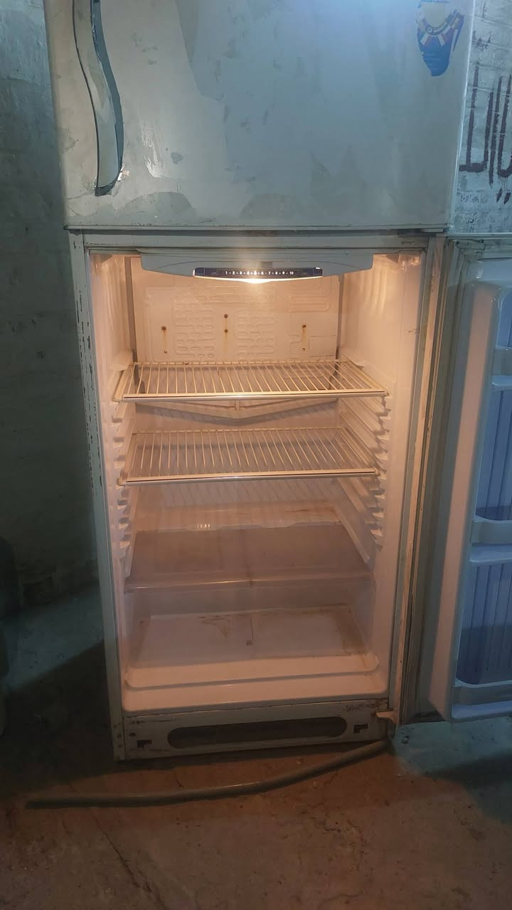 عندي طباخ نظيف هاي كدامكم يرادله تنظيف خصم الحجي يرادله ترتيب بدون منظم ولا صونده  وعندي ثلاجة نظيفه شغاله كلشي مابيها بس متروكه برودتها حلوه ثنيناتهن طباخ وثلاجه اريدهن ب150  مكاني كربلاء ولاية مقابيل شارع الامام علي وهاذا رقمي ***********
