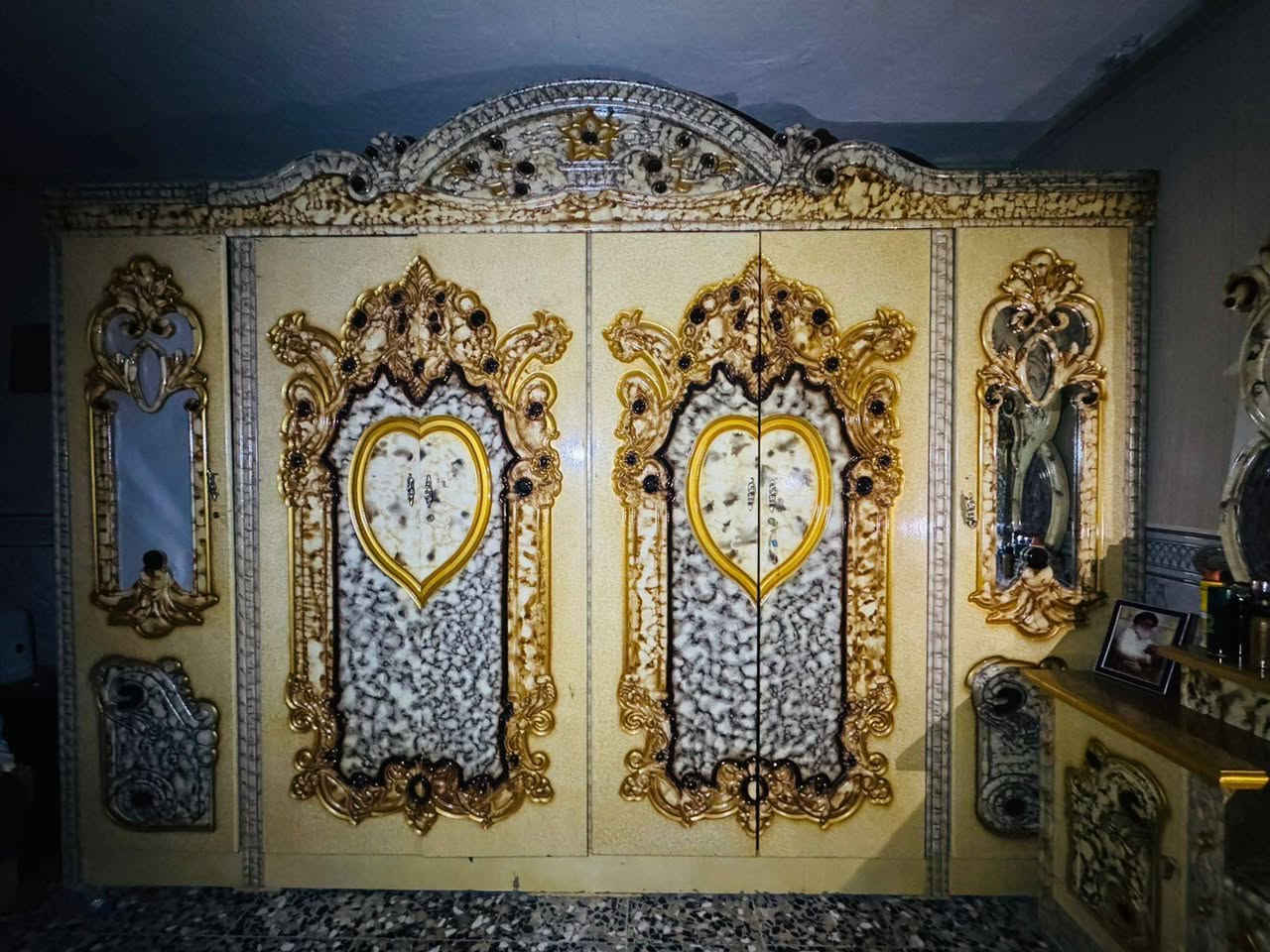 غرفت نوم كاملئ موصفات للبيع مكاني ناصريى مركز
لسعر 900 لتصال ***********
