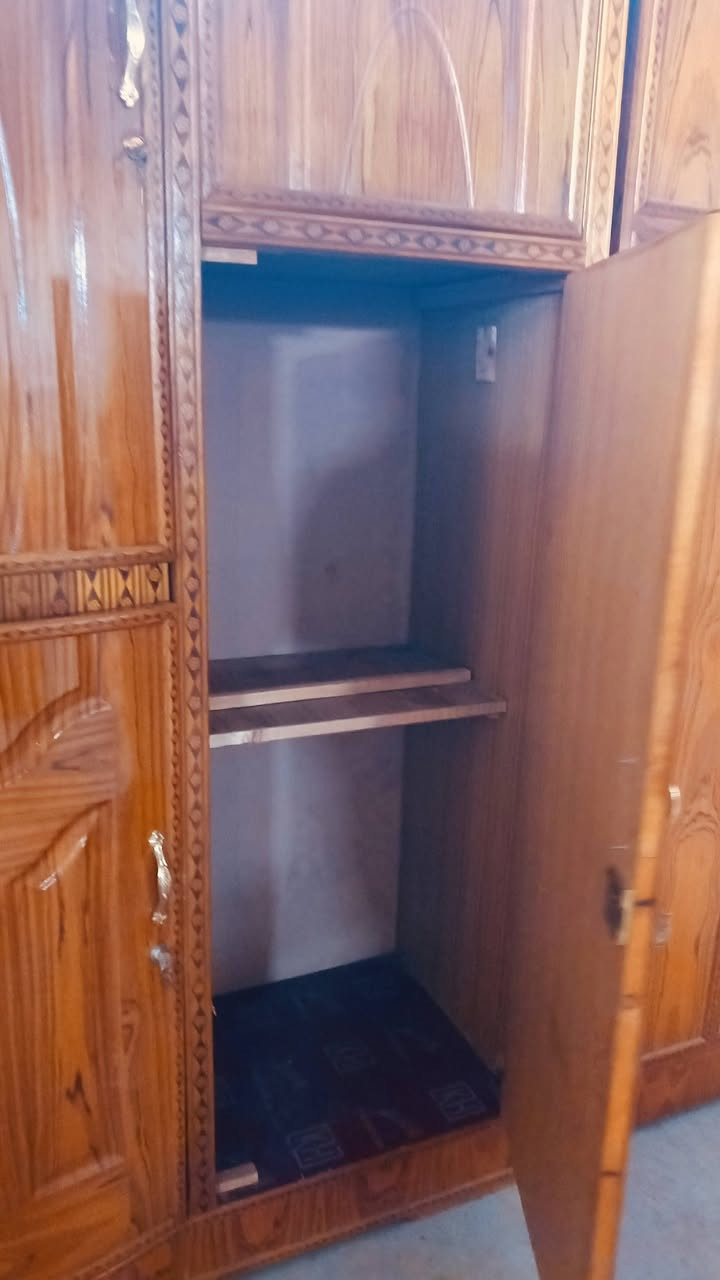 السلام عليكم ..غرفه صاج حطاطه حديث سعر 550 وبيه مجال نضافه 100% مراوس بيع شراي يتصل..***********
