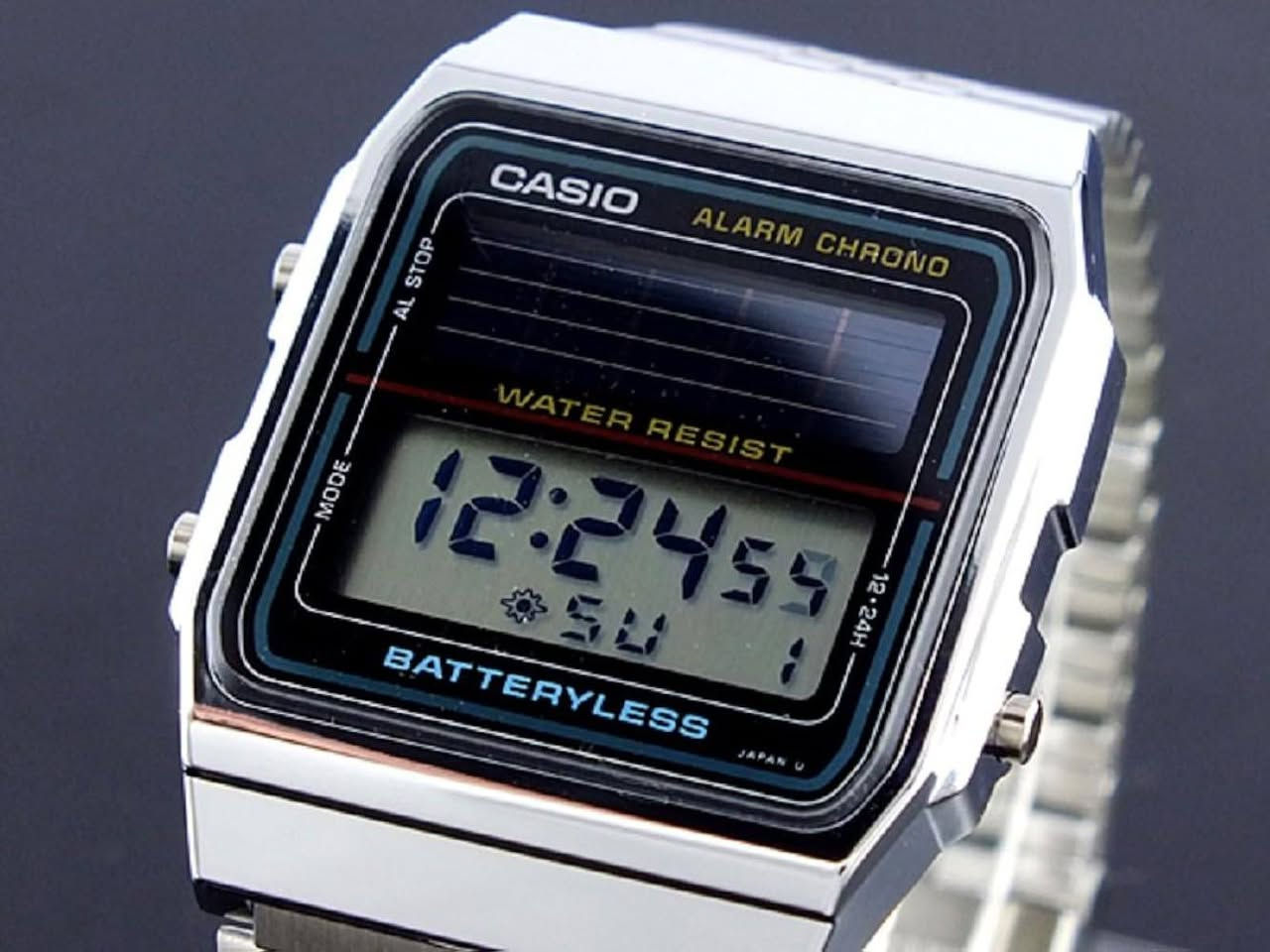 السلام عليكم تُعرف هذه الساعة باسم Casio AL-180، وهي ساعة رقمية كلاسيكية من مجموعة كاسيو، تتميز بتقنية الطاقة الشمسية التي تجعلها تعمل بدون بطارية تقليدية.
المواصفات الأساسية
الطاقة: تعمل بالطاقة الشمسية (Solar Powered)، ويظهر عليها عبارة "BATTERYLESS".
التصميم: هيكل وسوار من الستانلس ستيل باللون الفضي مع مينا سوداء.
الوظائف: تشمل عرض الوقت (ساعة، دقيقة، ثانية)، التاريخ واليوم، ومنبه (Alarm)، وساعة إيقاف (Stopwatch).
المتانة: مقاومة للماء (Water Resistant) وتتميز بتصميم ريترو أيقوني يعود لفترة الثمانينات


**إذا كنت صاحب هذا الإعلان وتريد حذفه لأي سبب، رجاءا أرسل رسالة إلى الدعم الفني**