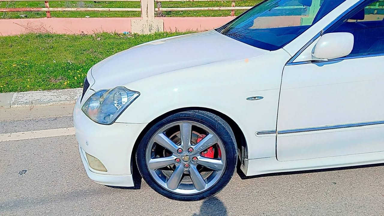 شاهینە2005 بڕاوە182
سەقف ولاشە شوشەیی
سەقف کەڤەرولێدراو بەشەرت
گێڕومەکینە وئەکسل وساردی وگەرمی بەشەرت
کوشن جڵدوهیتەرو ئاوێنە کارەبایی
سەیارەکە جائیزەو هیچ مەسرەفێکی تێدانییە
شوێن سەنگەسەر***********
