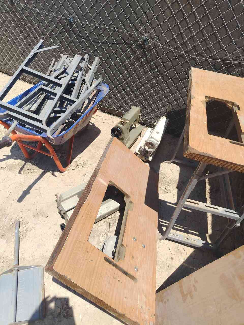 ٣ ميز قديم ابرذر واحد منهن بي ماطور واثنين مكاين تيوتا قديمات ومكينه يومياته صيني بيضه بس راس اليحب يراسلني واتساب *********** رقمي بس واتساب بي المكاين التويوتا وحده تشتغل وحده عاطله مكاني ديوانيه وعندي ١٥ مكينه فراشه كلهن شغالات على الفحص ينباعن كلهن
