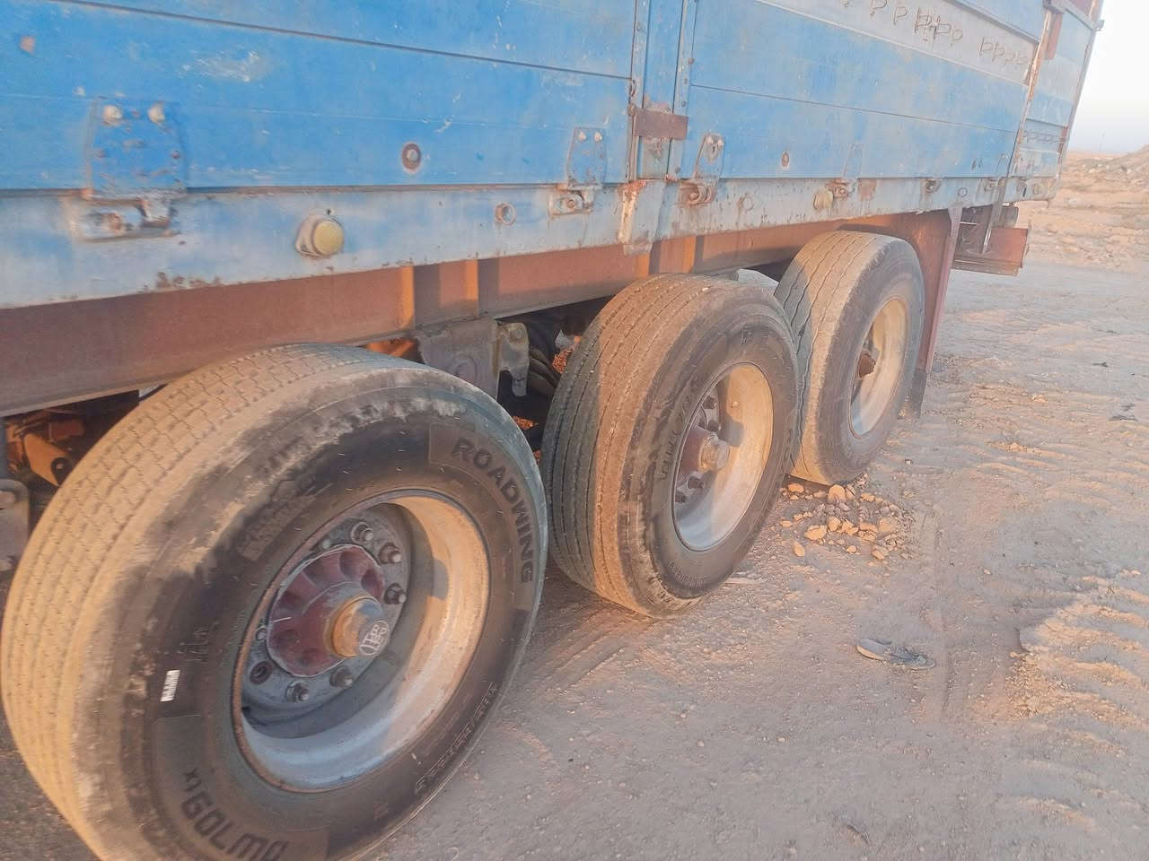 للبيع طول 13م و60 سنتمتر ارتفاع 180 شاصي 16 زوجين تواير جدد 
***********
