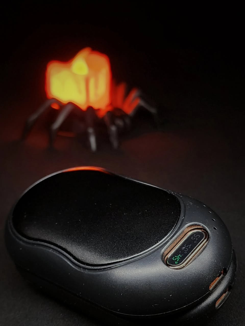 جهاز تدفئة اليدين القابل لإعادة الشحن (Model C308)، وهو عبارة عن زوج من المدافئ المغناطيسية التي يمكن فصلها لاستخدام كل قطعة في يد، أو ضمهما معاً. 

سعة البطارية: تبلغ حوالي 5000 مللي أمبير (ليثيوم)

إعدادات الحرارة: يوفر مستويات متعددة من التدفئة (غالباً 3 أو 4 مستويات) تتراوح حرارتها بين 40 إلى 55 درجة مئوية.

التصميم: يتميز بتصميم مغناطيسي رفيع ليسهل حمله في الجيب، مع هيكل مصنوع من مواد مقاومة للحرارة (ABS وألمنيوم).

الشحن: يتم شحنه عبر منفذ USB Type-C، ويستغرق الشحن الكامل حوالي 3-4 ساعات. 

السعر : 12.000 ألف

للاستيضاح
اتصال ، واتس: ***********

يوجد توصيل
لكل محافظات العراق ..🚖
