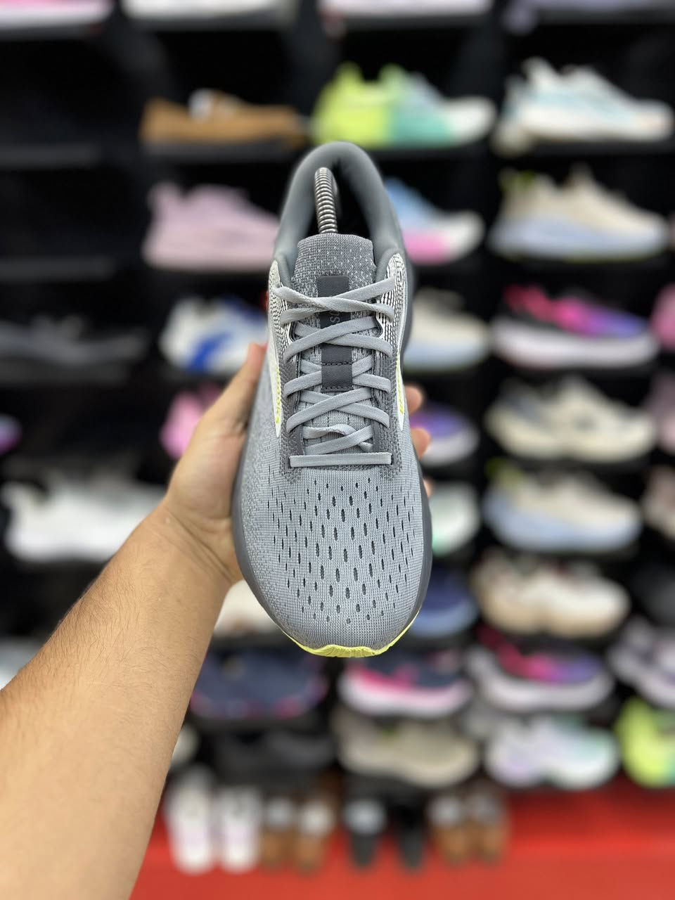 Brooks Ghost 16

تقنية التبطين: يحتوي على وسادة وسطية من نوع DNA LOFT v3 المحقونة بالنيتروجين، مما يوفر تجربة ركض خفيفة الوزن وناعمة.
الجزء العلوي: مصنوع من شبكة هندسية (Engineered Mesh) مع طبعة ثلاثية الأبعاد (3D Fit Print) لتوفير ملاءمة محكمة وتهوية ممتازة للقدم.
الاستخدام: مصمم للعدائين ذوي الاستناد المحايد (Neutral)، ومناسب للمسافات اليومية والمشي الطويل

قياس 42 القدم 26.5
قياس 47.5 القدم 31

السعر  95 الف

العنوآن نجف ملحق الروان
*********** واتساب
