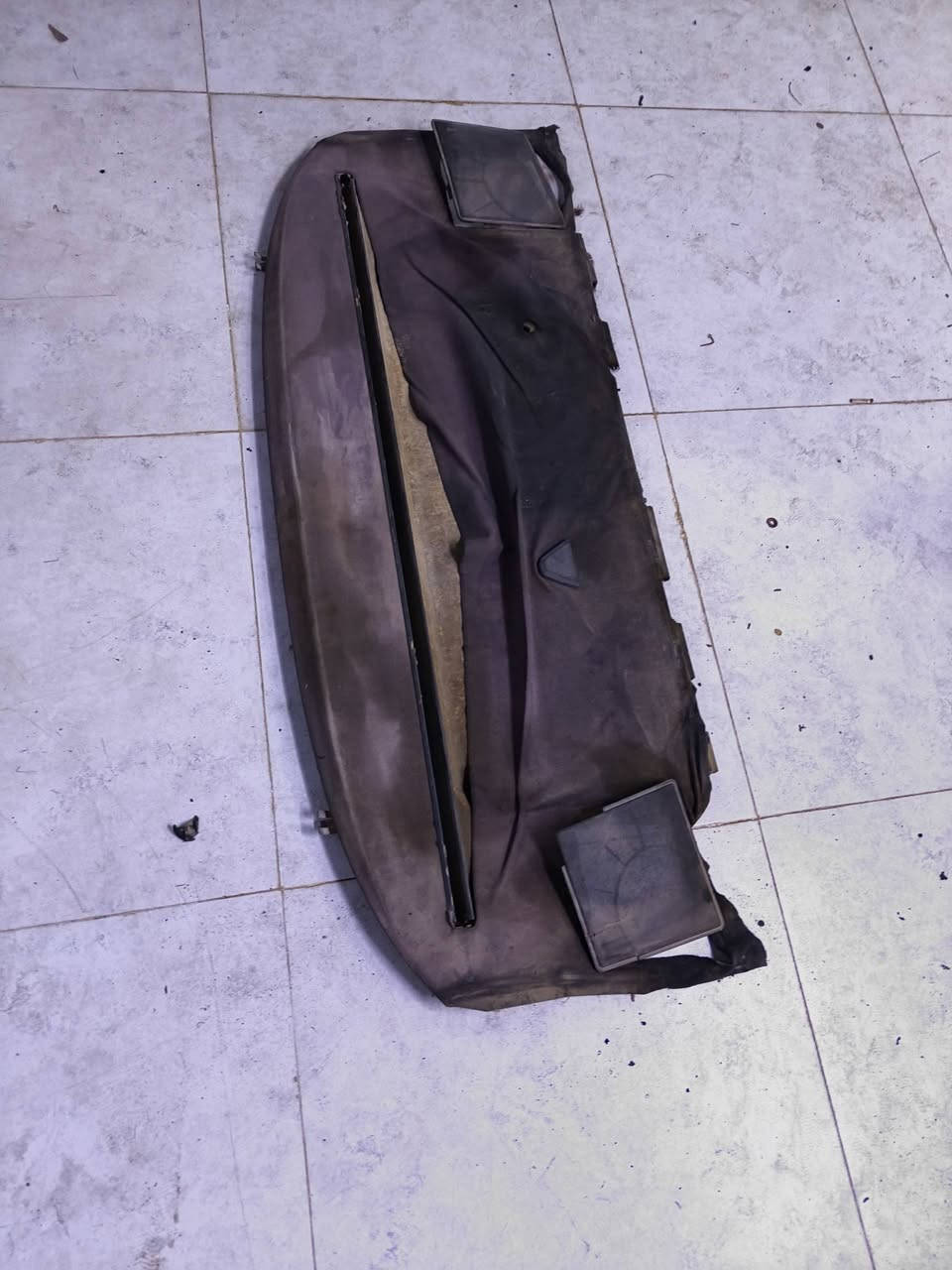 سقف 
وسقف خلفي 
مال بي إم 525 
سعر ثنينهم 90 ألف العنوان موصل ***********
