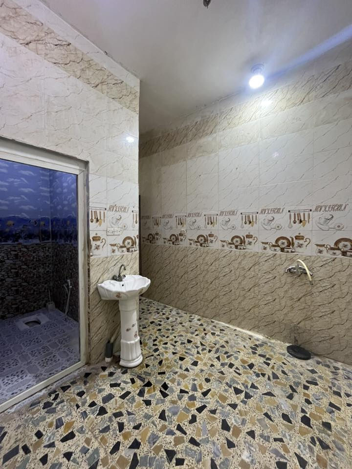 سلام عليكم شقة ارضية للايجار في الجمهورية غرفة وصالة ومطبخ وصحيات مساحة 50 متر تصلح سكن عوائل فقط سعر الايجار 400 الف شامل ماء وكهرباء ***********
