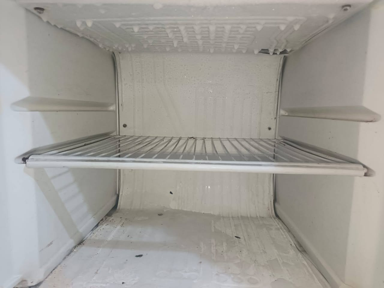 ثلاجه للبيع شرط تجمد
سعر 100 وبيها مجال 
مكان قدس انصار 
رقم ***********
