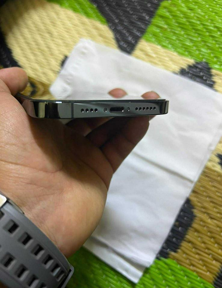 السلام عليكم ايفون 13 برو ماكس لون زيتوني 
نضافه 100/100 وتر بروف الجهاز ما مفتوح مكفول ذاكره 256 
بطارية 92 كفاله عامه شرق اوسط عربي   : الهاتف ***********
