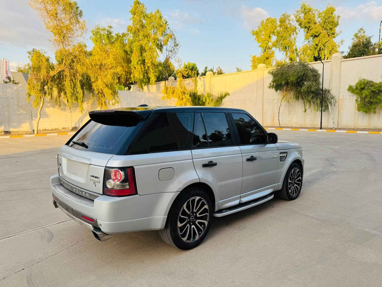 Range Rover sport
دوبەی ساغ ساغ ✅ بدون رقم علوج 
مۆدیل ٢٠٠٩ 
مواسەفات ئۆتۆبایگراف واتا فول فول مواسەفات قەپات 
ناو زەرد دەبڵ گێر تۆماتیک عادی سپۆرت ٥ مۆدی لێخورین چوپ بەرز و نزم تەبرید سارد گەرم سلایت ٤ جام و ئاوێنە ئۆتۆ کوشن جلد کوشن خەزن کارەبای سوکان ڤۆلیۆم تحدید سرعە سەماعەکانی مارکەی هارمان کاردۆن بیلاد ئیم پی فایەر ویل ٢٠ تاخم تایەی لۆک 
گێر و مەکینە و کارەبایەتی هەموی مەزبوتە 
سەیارەکە دوبەیە ساغە سبوغ سەقف و حیزام بەشەرت  دەعمی نیە 
نرخی ٧٢ وەرەقەیە و مەجالێکی کەمی تێدایە گۆرینەوەش دەکەم بە شتێک بە دڵم بێ 
ناونیشان هەولێر 
ژم*********** أربيل, العراق

