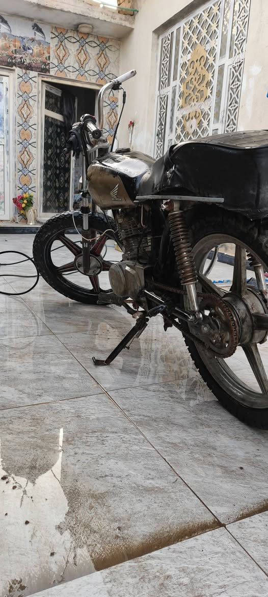 دراجه كلك للبيع
المكان ناصرية خلف السجن الإصلاحي. حي الصحفيين
السعر 200 وبيه مجال 
***********
