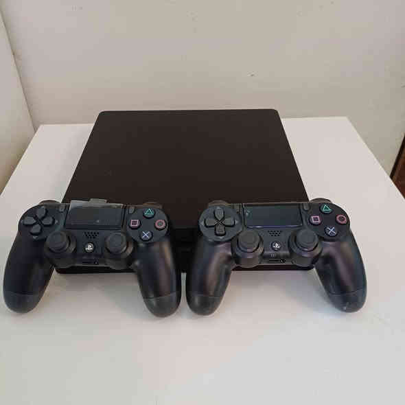 بلي ٤ سلم مهكر نضيف جدا 
هارد 500 كيكا مستعمل قليل 
ملحقات كاملة كارتونة وكيبلات 
وجوستكات عدد ٢ كوبي 
مع ١٢ لعبة مخزونة 
السعر 270 الف 
 مكاني بغداد الحرية الاولى 
استفسار واتساب : *********** بغداد
