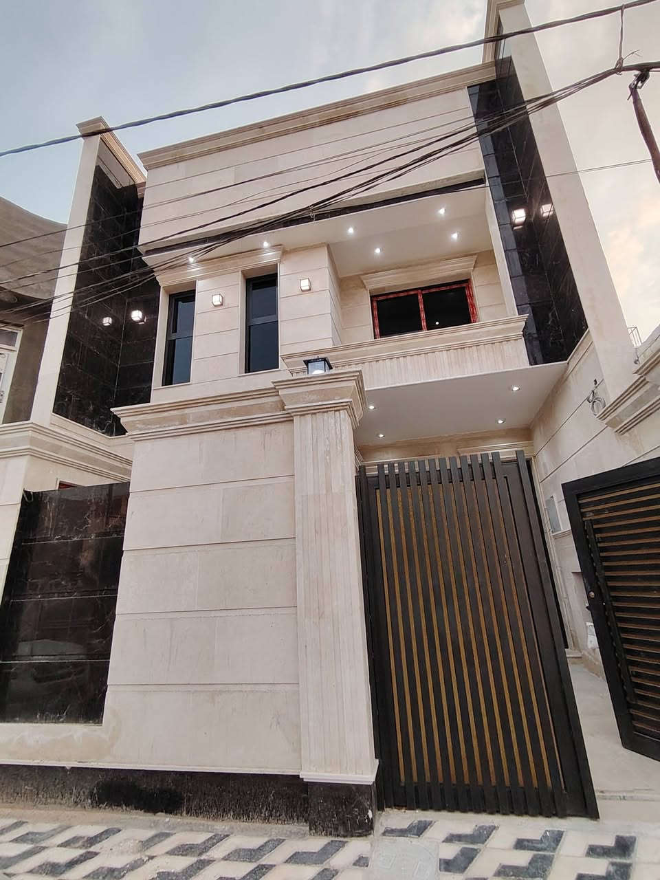 السلام عليكم 
يعلن مكتبنا عن بيع دار طابو صرف 
المساحة بالسند 135 متر واقعرحال 145م الواجة 7.5×19.20
الموقع حله حي الزهراء خلف اسواق ابو وليد 
البيت رفت صب طابوق جمهوري تصميم هندسي
الواجه مرمر 
تفاصيل غرفة نوم استقبال صاله مطبخ مجمع صحيات داخليه وخارجية 
الطابق الثاني غرفتين نوم ومجمع صحيات وهول  مع سطحين
للاستفسار 
اتصل بالارقام التاليه 
***********
***********
موقع المكتب حله نادر الاولى الشارع الرئيسي مقابيل دائره اتصالات بابل 
مكتب علي السلطاني للعقار 
4
