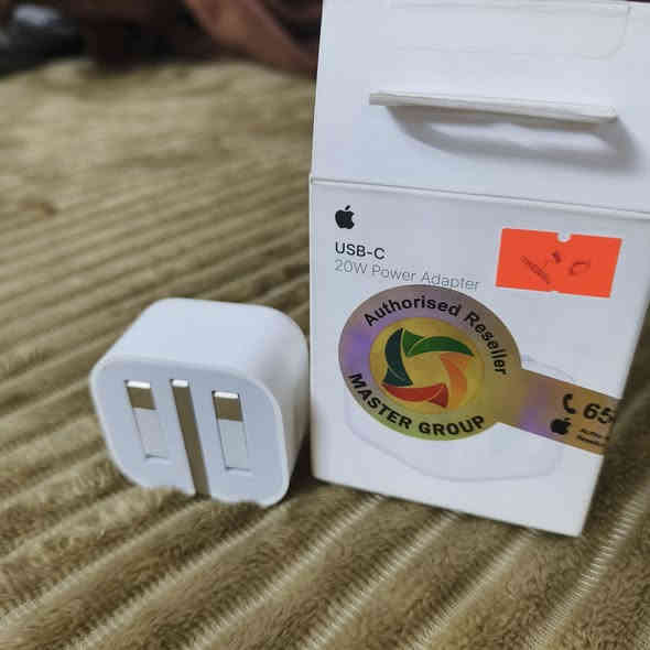 راس شاحنه اصلي . ابل ماستر
 20 واط مستعمل كلش قليل ونضافه كبالك سعر 25 قفله الجديده ب35 وهاي اخت الجديده ✨ واتساب*********** مكاني مدينه الصدر الجوادر
