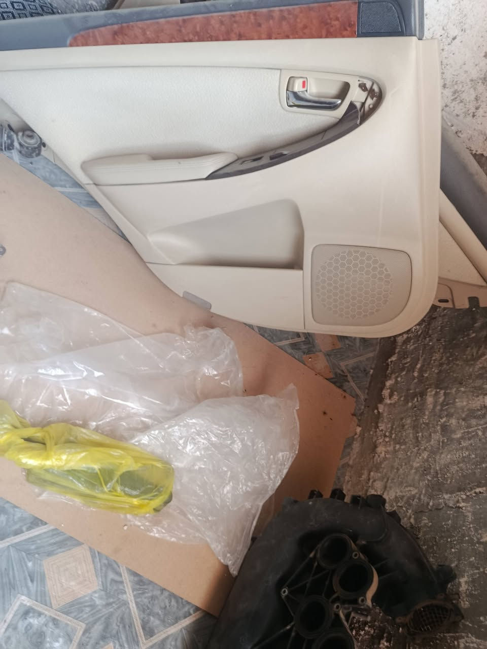 ثنين دعاميه امامي شاهينه وحده عوزعها صبغ والثانيه مابيها شي
عبوه فيت بم كامله مال حاويه 

زوج بطاين بوب خلفي 

شباج ستيل 
***********
