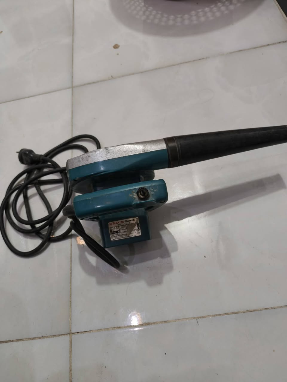 ساحبات ٦ انج حمام  مروحه سقفيه بلور ماكتا الشراي يتصل او خاص *********** بغداد الرصافه
