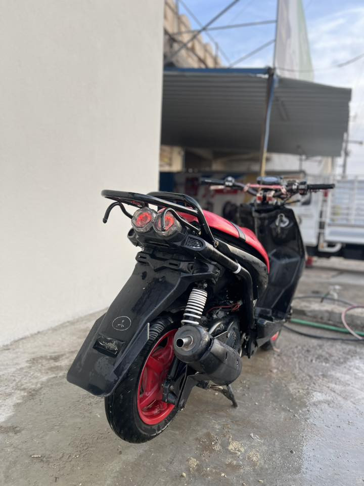 السلام عليكم للبيع سكنس جبلي بلاديه برغي مامفتوح بيها لامكينه ولاكلجات نكره سلف بكل وقت  زوج تايرات جدد كهربائيات كلها شغاله نقصها دسكات اماميه وقمجي مال صندوك فقط مكانها بغداد بوب الشام سعرها 800 الشراي يتصل ***********
