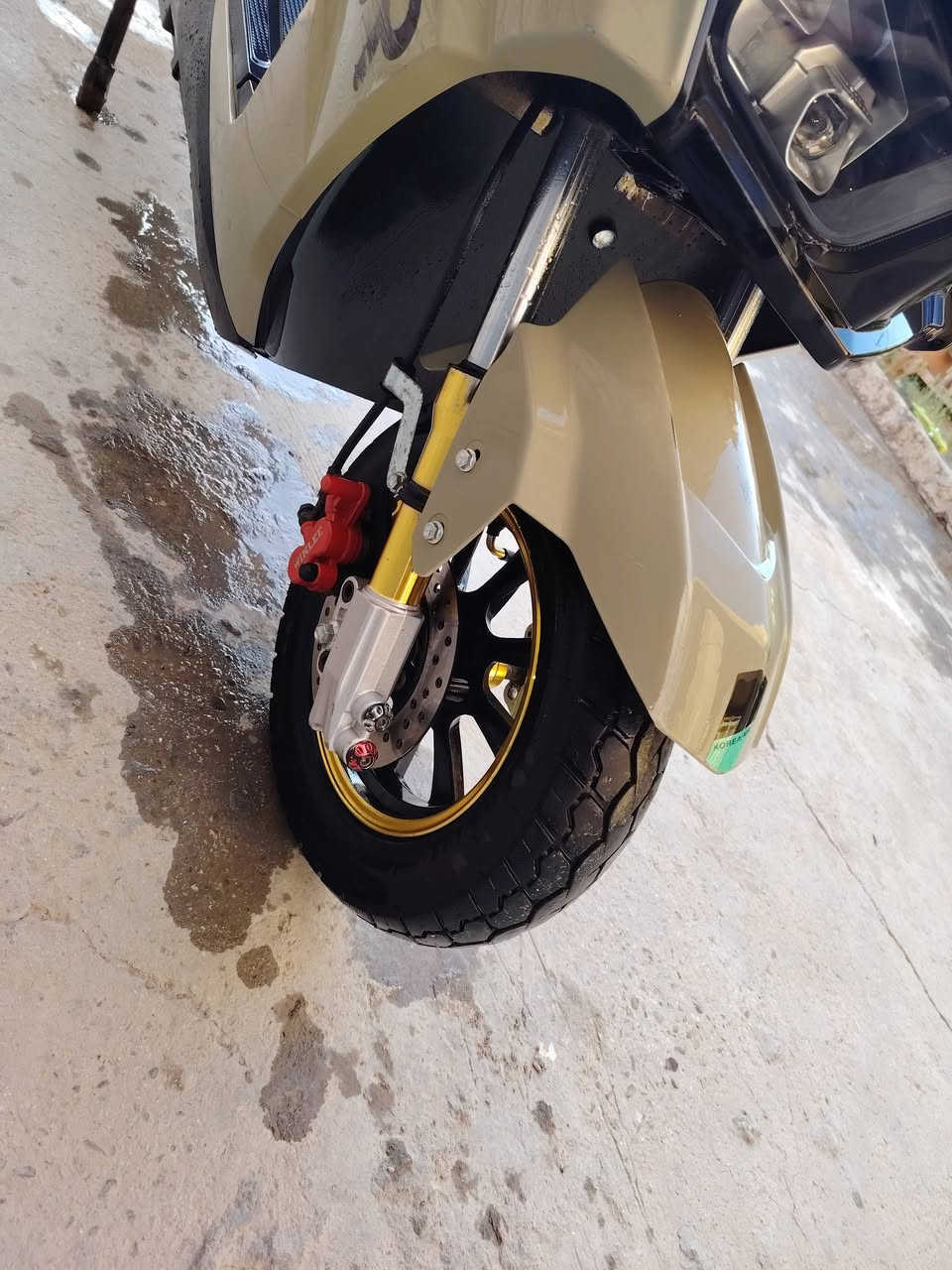 سلام عليكم للبيع دراجه شحن ٦بطاريات دراجه موديل (24)جديده كهربائيات كله شغاله بيه (بك) واربع نمر سويجات ٢ بصمه شاشه ٢ تشغيل عل شاشه دبل اشاره لايت زنون هواي بيه امور دراجه مامفتوح بيه برغي لوك مكانه حله مهندسين  السعر..  خاص رقم الهاتف ***********
